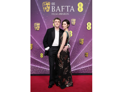 Pols Meskals un Greisija Eibramsa publiski apstiprināja savas attiecības, kopā parādoties uz sarkanā paklāja BAFTA balvu ceremonijā 2026. gadā.