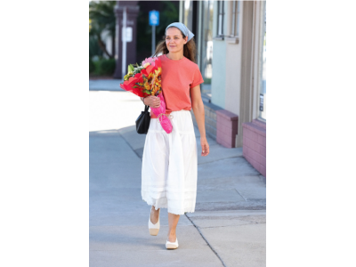 Katie Holmes rāda, kāda būs vismodernākā gara svārku tendence 2026. gada vasarā.
